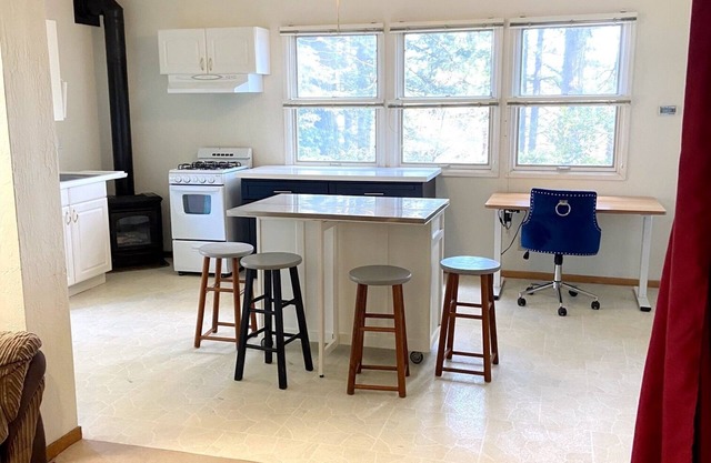 Spacious Pet & Kid Friendly Bottom Unit in Duplex in Grass Valley Walk to Town