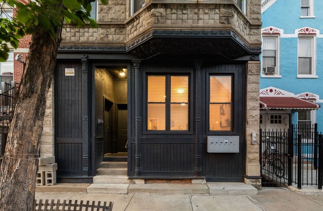 Spacious Pilsen 4 Bed 4 Bath Family Retreat