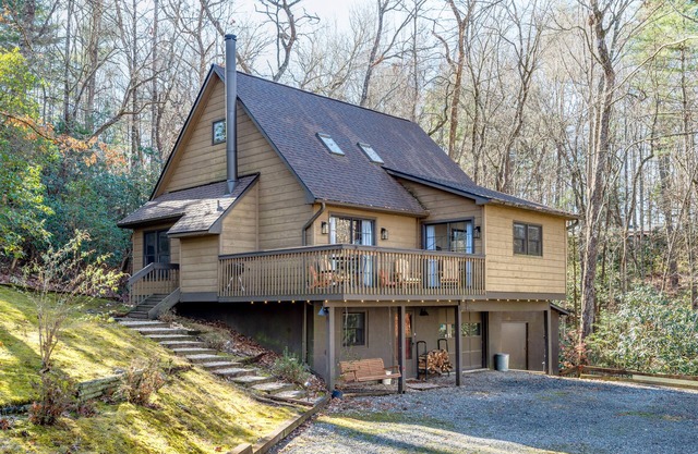 Spacious Pisgah National Forest home on woodsy lot with hot tub, fireplace
