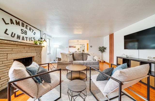 Spacious Pittsburgh Getaway ~ 2 Mi to Downtown!