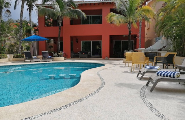 Fantastische Preise für einen Luxus, geräumige 5 Bdrm Private Villa auf 2 Ebenen Privater Pool
