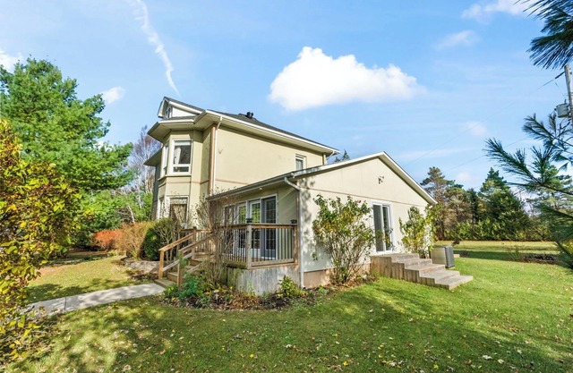 Spacious & Private! 3bdrm Beach Town Retreat with Huge Estate Yard!