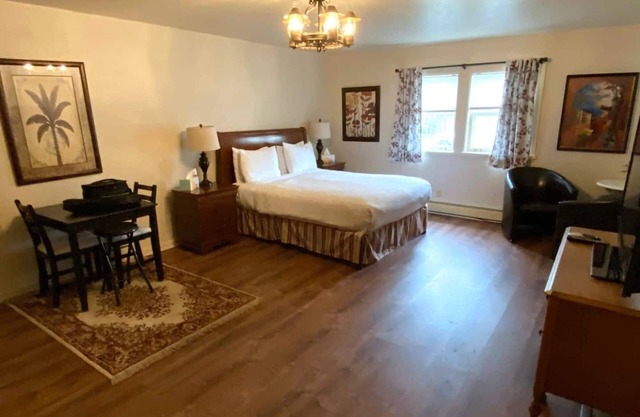 Spacious Private Suite * Free Parking * Parks/Boating/Golf