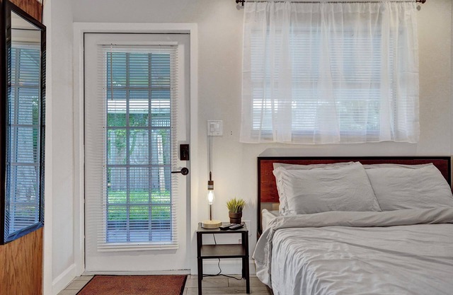 Spacious Queen Suite Near Beach & Dining