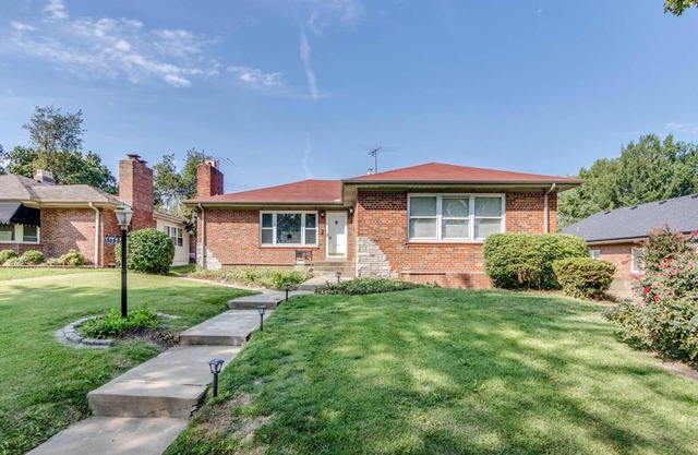 Spacious | Quiet | 1 bedroom duplex w free parking!