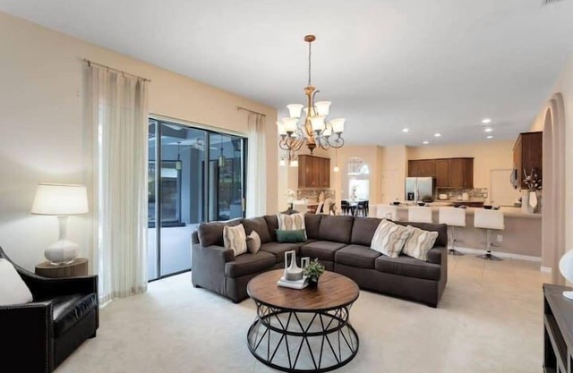 Spacious 5 BR/3BA w/Pool and Hot Tub Close to the Magic of Disney