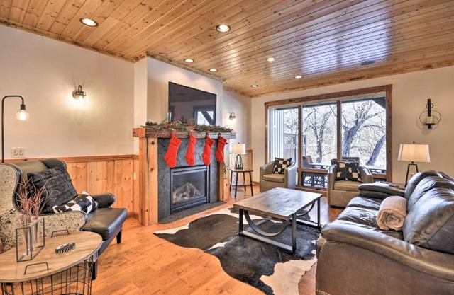 Spacious Red Lodge Townhome Private Hot Tub!