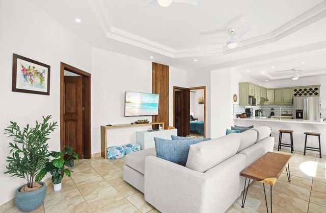 Spacious Renovated 2 bedroom - 5 min Walk to Beach