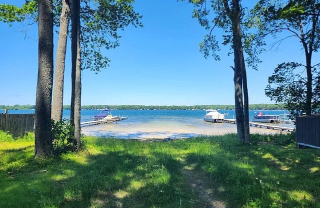 Spacious/Renovated Wolf Lake Cottage