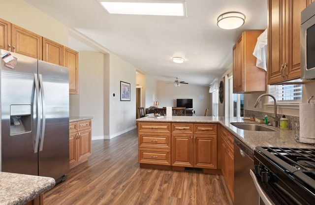 Spacious rental with furnished deck & great views of the lake