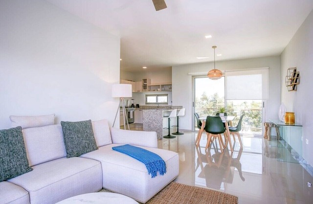 Quiet Condo | Pool | Gym | Balcony | 7Min to Beach