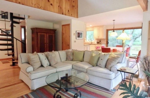 Spacious Retreat. Close to beach & bike trails. AC, deck & outdoor shower