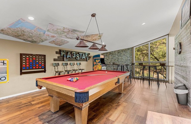 Zentralflagge mit riesigem Spielzimmer und Whirlpool w / Mtn Views