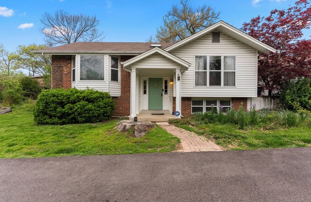 Spacious Retreat: Garden Serenity, Trampoline, Sleeps up to 11