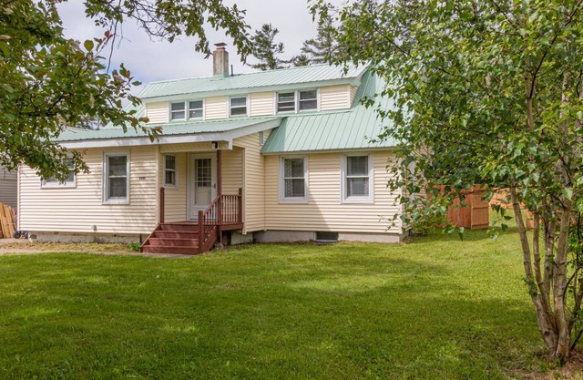 Spacious Retreat, High Speed Wi-Fi! Walk To Lake and Camp of the Woods!