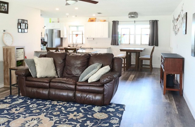 Spacious 2/2 Near Lake in Quiet Neighborhood