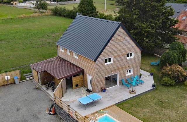 Luxuriöses Ferienhaus in Jullouville: Privater Pool, Spa, Platz für große Gruppen