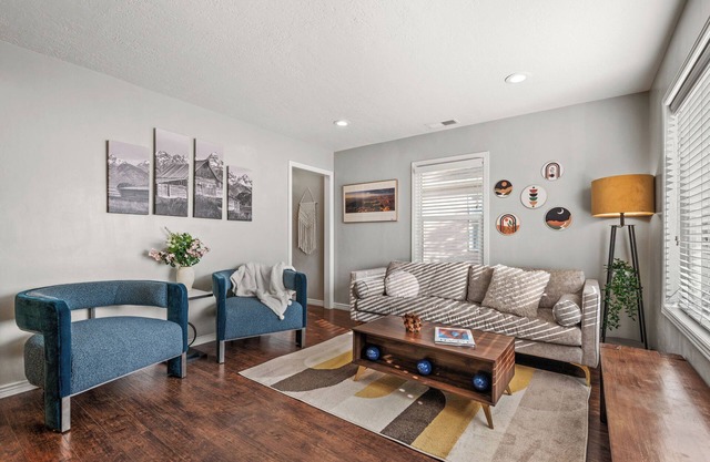 Spacious Retreat, 4 Br/3 Ba, Pet-Friendly, Extended Stay/Flex Rate/Term, HotTub