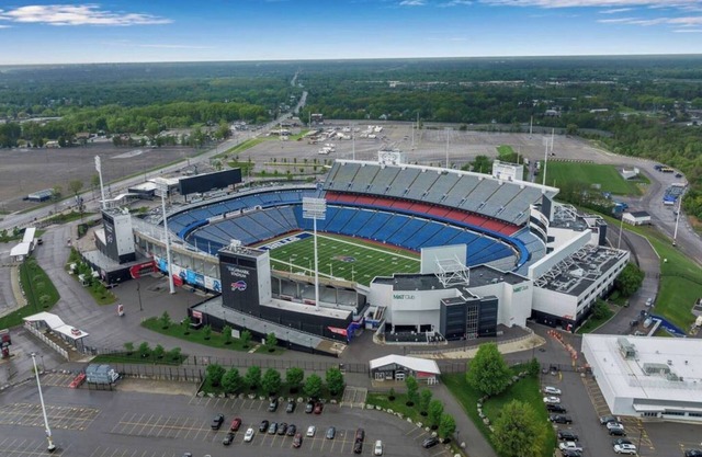 Spacious Retreat Walking Distance to Bills Stadium
