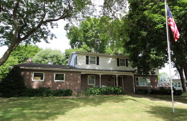 Spacious Retreat with Inground Pool - Perfect for EAA & Summer Getaways!