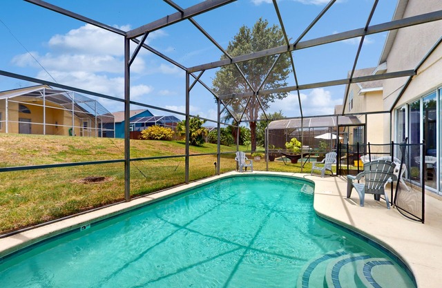 Spacious Retreat with private pool, screened patio, AC, & washer/dryer