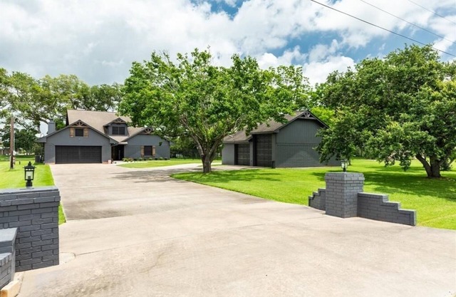 Spacious river house for Family & Friends to gather and have a great time!