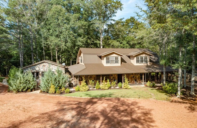Spacious Lodge Hideaway on 370 acres 9-Bedrooms, Sleeps-15