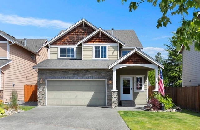 Spacious room for rent in tranquil house in lovely Lake Stevens