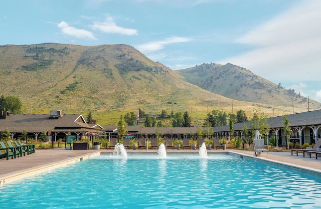 Spacious Room & Lively Saloon at Rustic Lodge in Jackson Hole – 5 Mins to DT