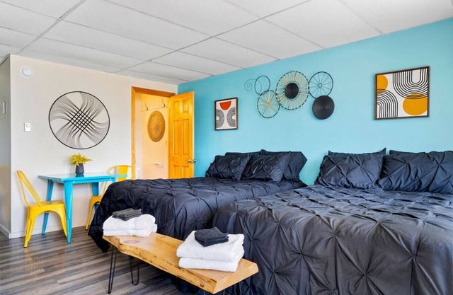 Spacious Room 2 Full Beds, Pool & Onsite Parking