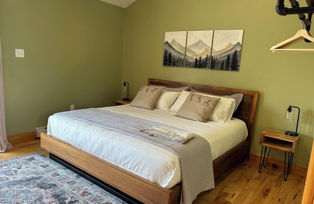 Spacious room with sunset patio, 5 minutes from beach, restaurant and harbour