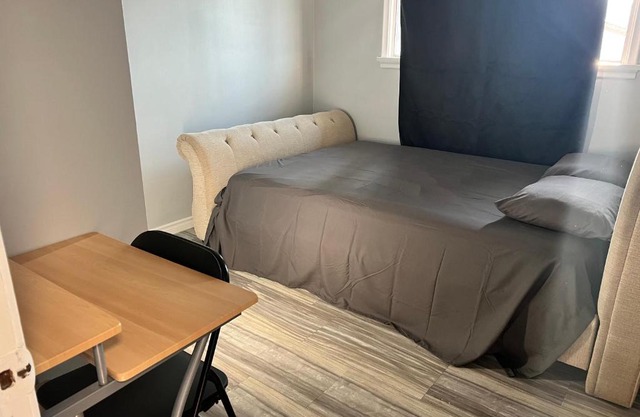 Spacious room with TV, Wi-Fi, Netflix, Parking
