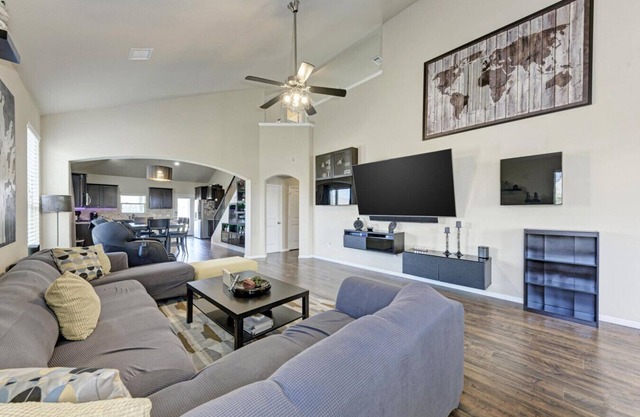Spacious Round Rock Retreat | Sleeps 16 | Near Kalahari!