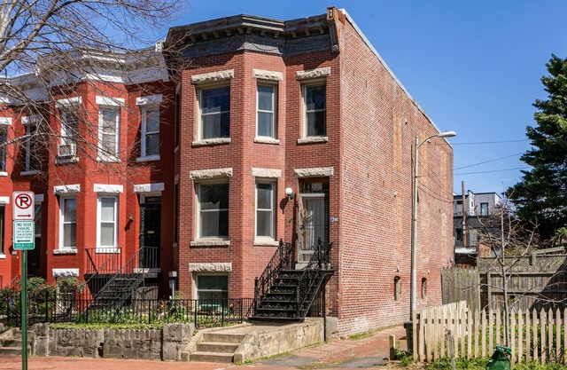 Spacious rowhome steps from the Capitol!