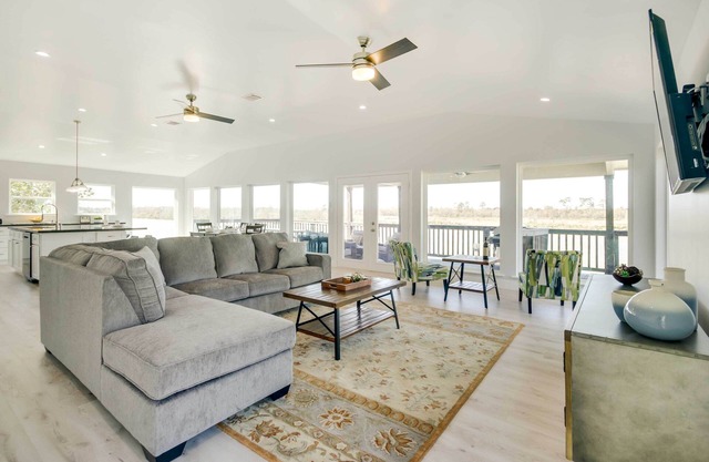 NEU! Modernes San Jacinto Haus mit Waterfront Deck!