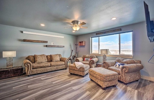 Spacious Saratoga Condo with Mountain Views!