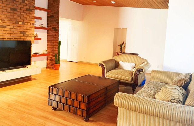 Spacious Seaside 3-bedroom house in Sunny South Surrey-3 minutes from the beach!