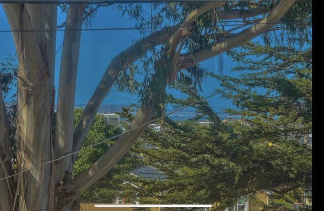 Spacious Seaside Home: Close to downtown, 5 min drive to beach, nice views!