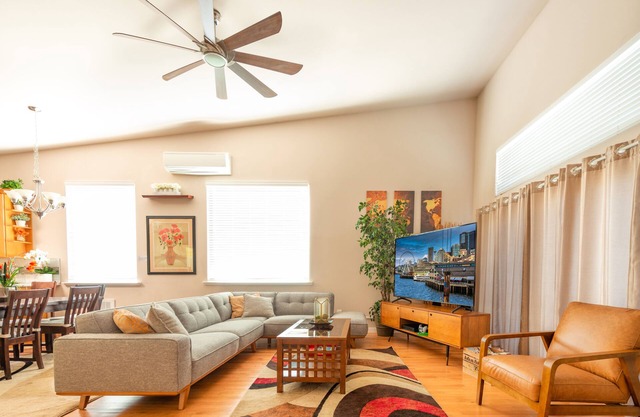 Spacious Seattle Duplex Home for Families and Pets!