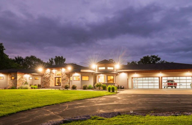 Spacious secluded 5bedroom 8bath estate in charming Prescott with pool