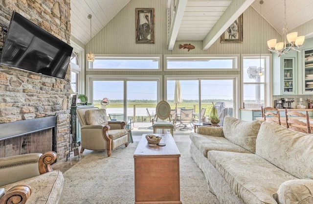 Spacious & Secluded Stilt Home on Fontaine Reserve