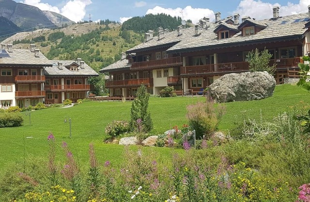 Spacious Serviced 3 Bedroom home in Jardin Des Alpes Complex-5* Montana Lodge