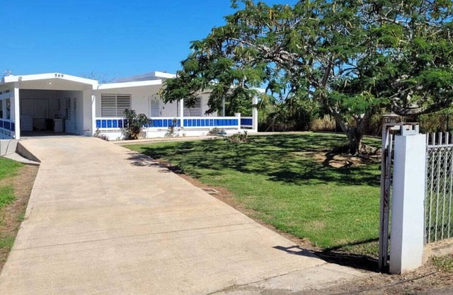 Spacious SINGLE STORY spacious 3bd + 1 with A/C. 3 side wrap around veranda.