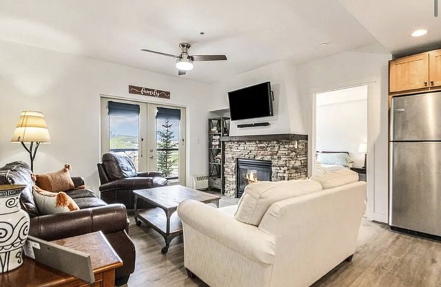 Spacious ski in/out condo w/ shared pool, hot tub, great views & location