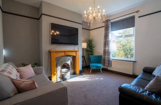 Spacious, sleeps 8, dog friendly, safe garden