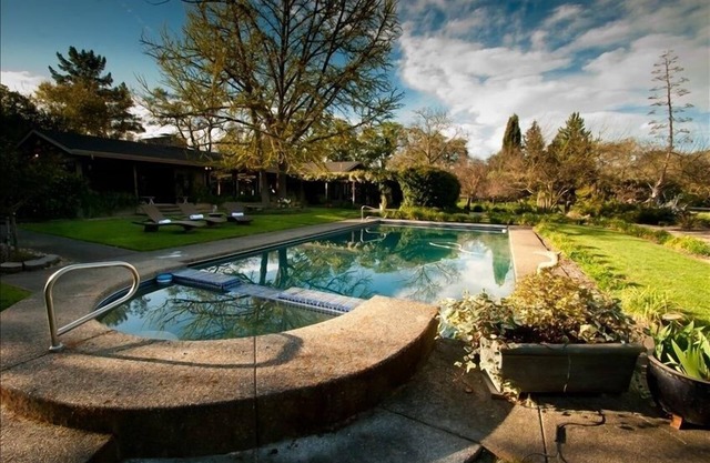 Geräumige Sonoma Gated Retreat auf 5 Hektar mit Pool und Spa