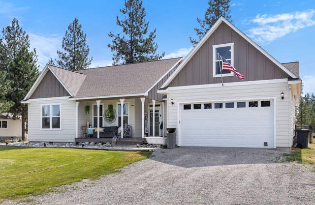 Spacious Spirit Lake Family Retreat:7 beds, Hot Tub, Jetted Tub, Zipline & More!