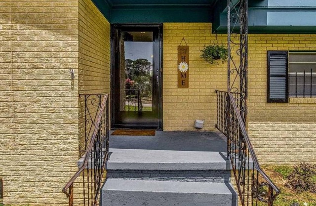 Spacious Split Level Home near the Pensacola I-10 Highway