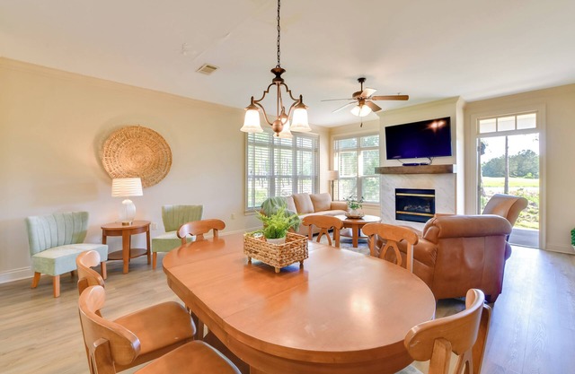 Spacious Springfield Home w/ Golf Course View!