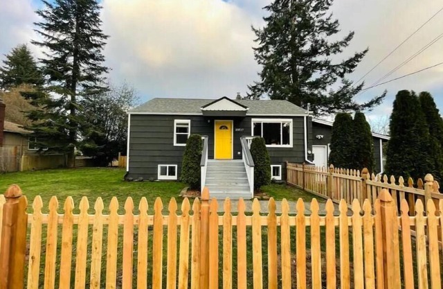 Spacious, stocked 1 BR Suite with Yard in Edmonds!